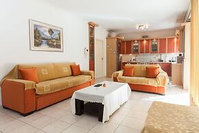 Scenic Balcony Apt in Vibrant Petralona