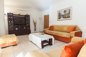 Scenic Balcony Apt in Vibrant Petralona