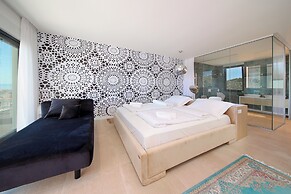 Luxury villa 360 - private heated pool