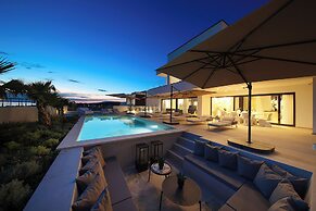 Luxury villa 360 - private heated pool