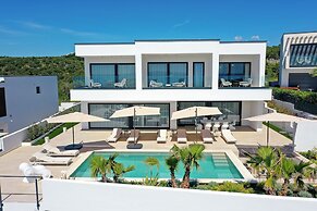 Luxury villa 360 - private heated pool