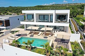Luxury villa 360 - private heated pool