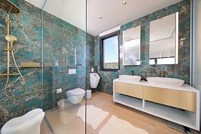 Luxury villa 360 - private heated pool