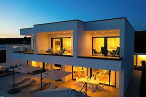 Luxury villa 360 - private heated pool