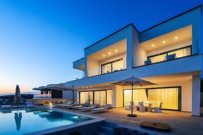 Luxury villa 360 - private heated pool