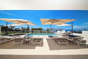 Luxury villa 360 - private heated pool