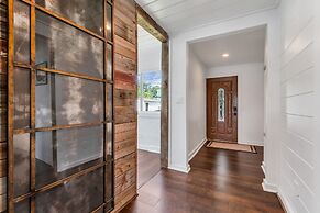 Luxe Waterfront Lake Fenton Home: Decks & Fire Pit