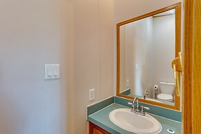 Pet-friendly Emerald Lake Retreat in Charlestown!