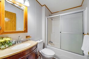 Pet-friendly Emerald Lake Retreat in Charlestown!