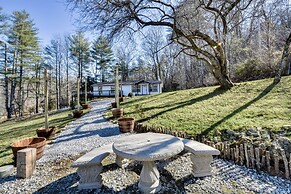 Luxe Highlands Haven w/ Fire Pit + Hot Tub!