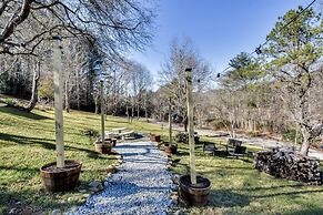 Luxe Highlands Haven w/ Fire Pit + Hot Tub!