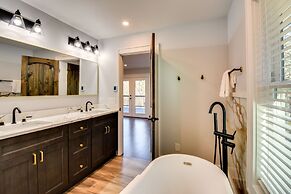 Luxe Highlands Haven w/ Fire Pit + Hot Tub!