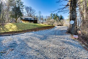 Luxe Highlands Haven w/ Fire Pit + Hot Tub!