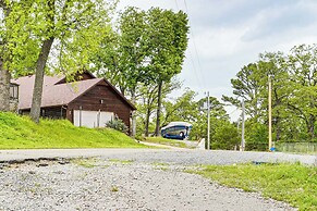 Dock, Views & Grill: Spacious Grand Lake Lodge