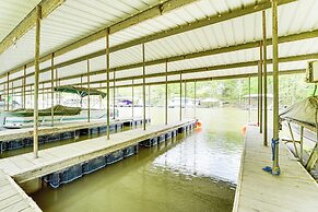 Dock, Views & Grill: Spacious Grand Lake Lodge