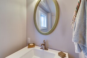 Hidden Charlottesville Home: 4 Mi to Downtown!