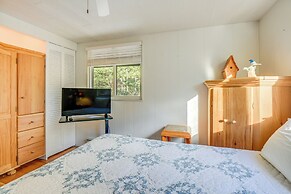 Charming Tamworth Cabin w/ Grill & Fireplace