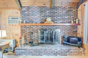Charming Tamworth Cabin w/ Grill & Fireplace