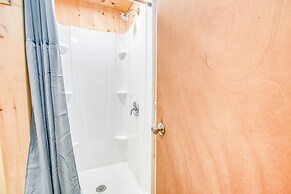 Charming Tamworth Cabin w/ Grill & Fireplace