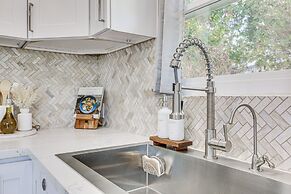 Pet-friendly Oceanside Gem w/ Patio, Walk to Beach