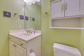 Lovely Calabash Condo w/ Balcony, 11 Mi to Beach!