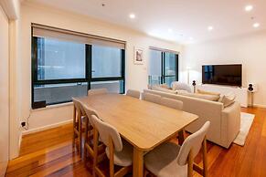 Spacious 3-bed Unit in Melbourne CBD w/ Pool & Gym