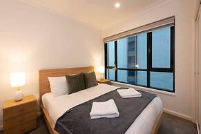 Spacious 3-bed Unit in Melbourne CBD w/ Pool & Gym