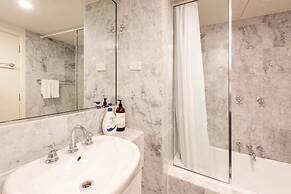 Spacious 3-bed Unit in Melbourne CBD w/ Pool & Gym