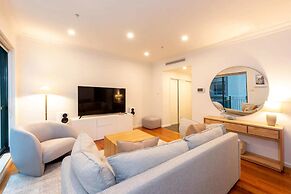 Spacious 3-bed Unit in Melbourne CBD w/ Pool & Gym