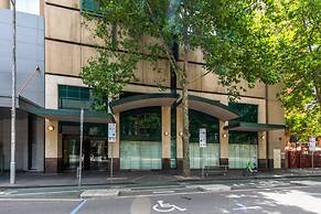 Spacious 3-bed Unit in Melbourne CBD w/ Pool & Gym