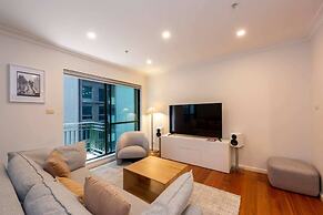 Spacious 3-bed Unit in Melbourne CBD w/ Pool & Gym
