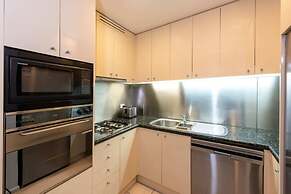 Spacious 3-bed Unit in Melbourne CBD w/ Pool & Gym