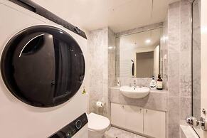 Spacious 3-bed Unit in Melbourne CBD w/ Pool & Gym