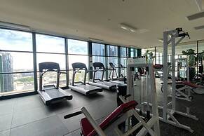 Spacious 3-bed Unit in Melbourne CBD w/ Pool & Gym