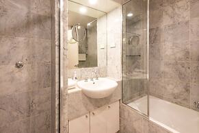 Spacious 3-bed Unit in Melbourne CBD w/ Pool & Gym