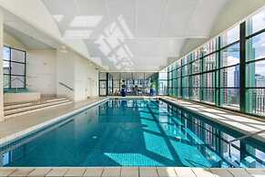 Spacious 3-bed Unit in Melbourne CBD w/ Pool & Gym
