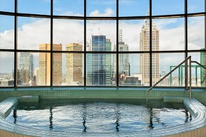Spacious 3-bed Unit in Melbourne CBD w/ Pool & Gym