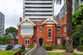 Well Located 1bed Unit in Near Albert Park w/ Gym!