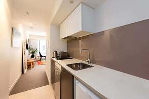 Well Located 1bed Unit in Near Albert Park w/ Gym!