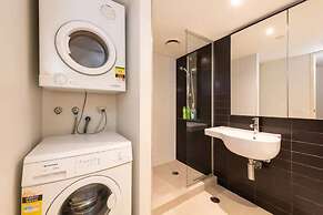 Well Located 1bed Unit in Near Albert Park w/ Gym!