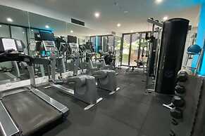 Well Located 1bed Unit in Near Albert Park w/ Gym!