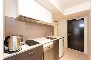 Well Located 1bed Unit in Near Albert Park w/ Gym!
