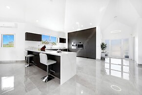 4-bed Villa, Pool, Parking
