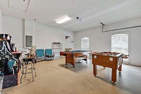 2 Suites, 1 King, 5 Beds: Pool. Games Room #810