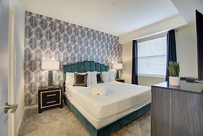 Decadent Penguin - Storey Lake by Shine Villas #704