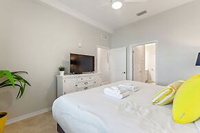 2bd Top Floor Condo Overlooking Pool by Shine Villas