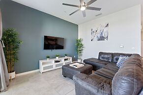 2bd Top Floor Condo Overlooking Pool by Shine Villas