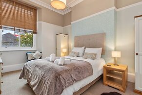 Spinnaker - Close to Town Sea Views