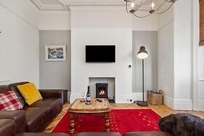 Spinnaker - Close to Town Sea Views