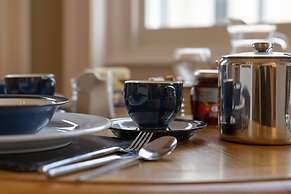 Spinnaker - Close to Town Sea Views